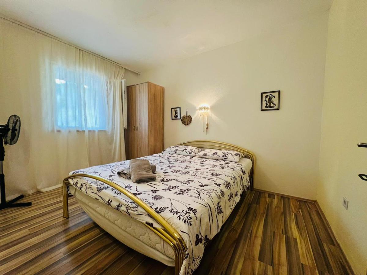 Sea Breeze Apartments With Private Beach And Boat Anchorage Stara Novalja Exterior photo